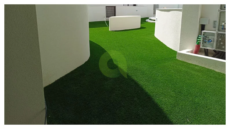 Jardín con césped artificial instalado por Natugreen