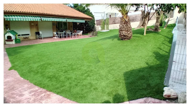 Jardín con césped artificial instalado por Natugreen