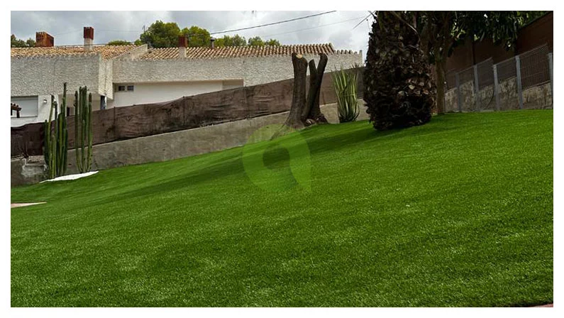 Jardín con césped artificial instalado por Natugreen
