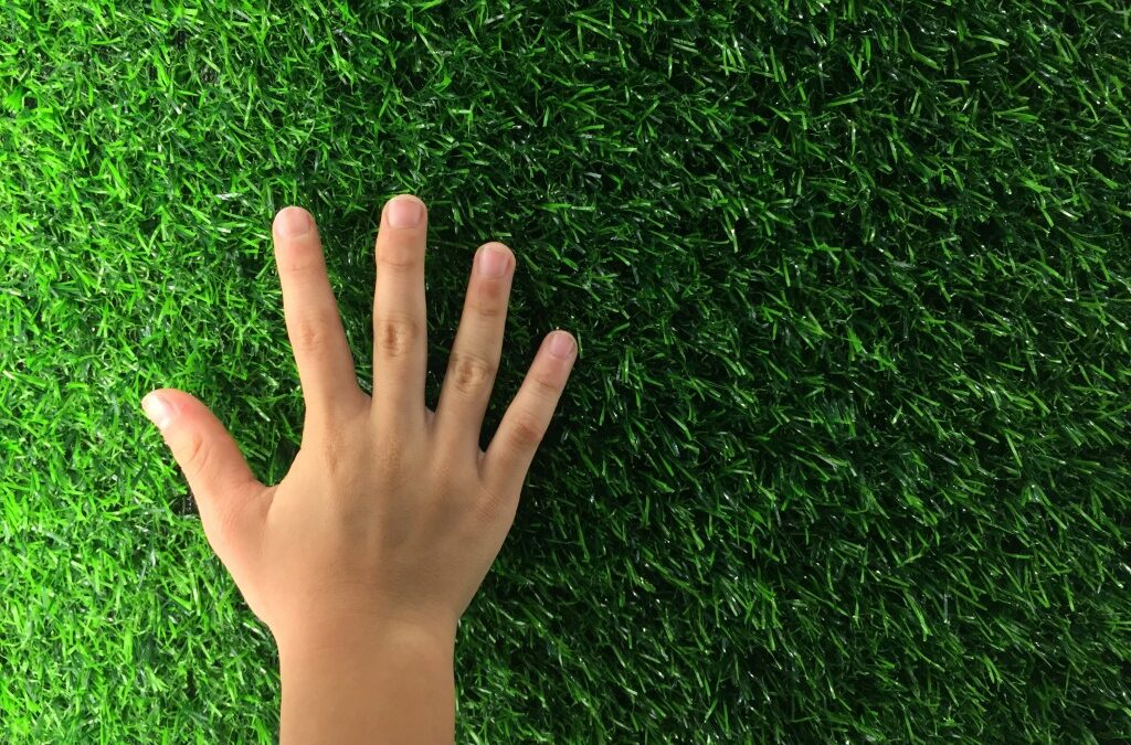 Eliminar manchas césped artificial