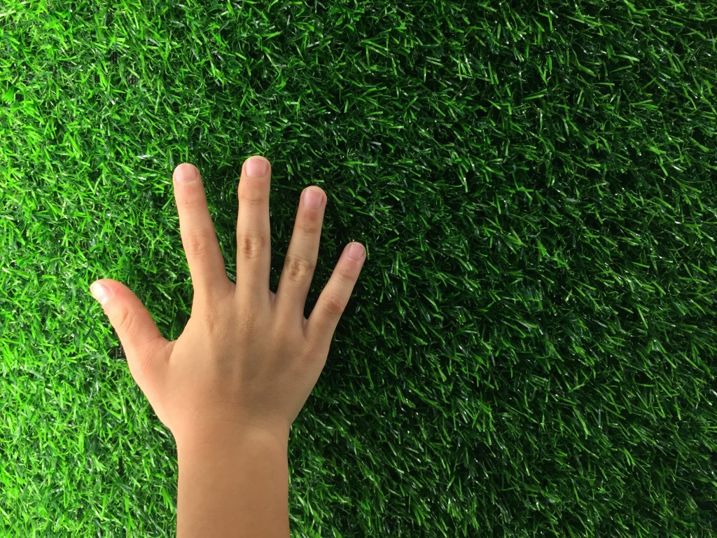 Eliminar manchas césped artificial