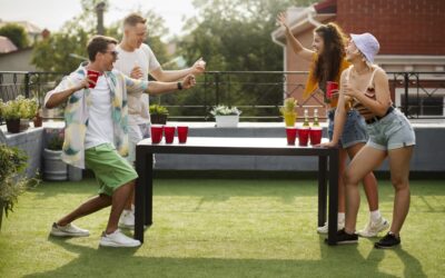 Cómo limpiar el césped artificial tras una fiesta