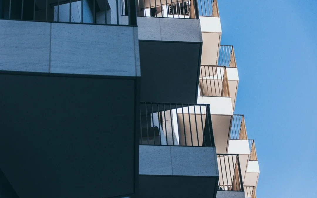 Cómo instalar césped artificial en balcones