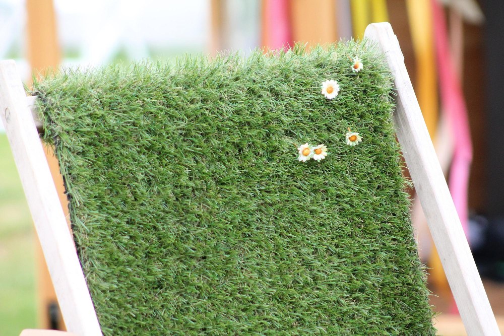 Cómo mantener el césped artificial libre de polvo