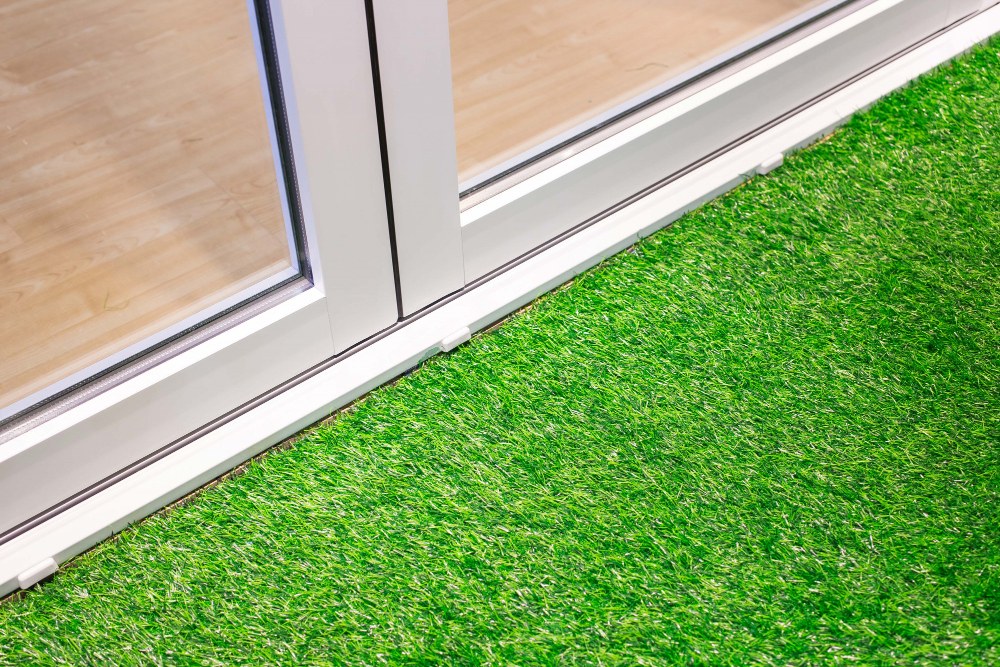 Ventajas del césped artificial en hogares con tarifas eléctricas variables