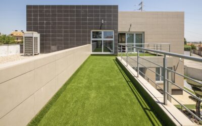 Césped artificial en terrazas y balcones: ventajas y mantenimiento