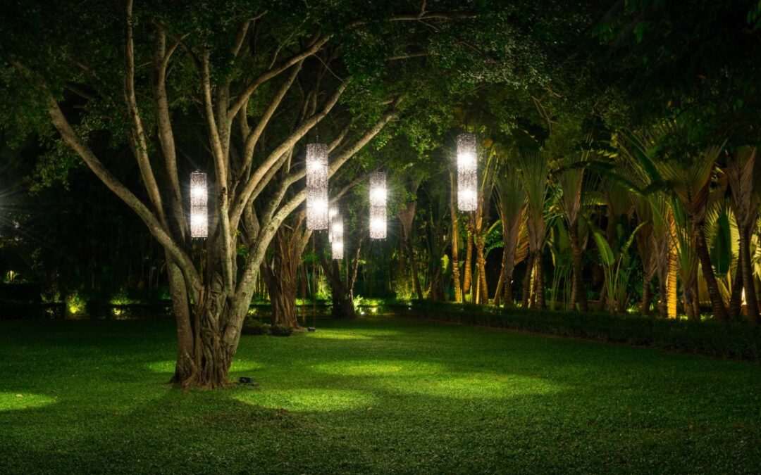 Cómo iluminar tu jardín con césped artificial para un efecto espectacular