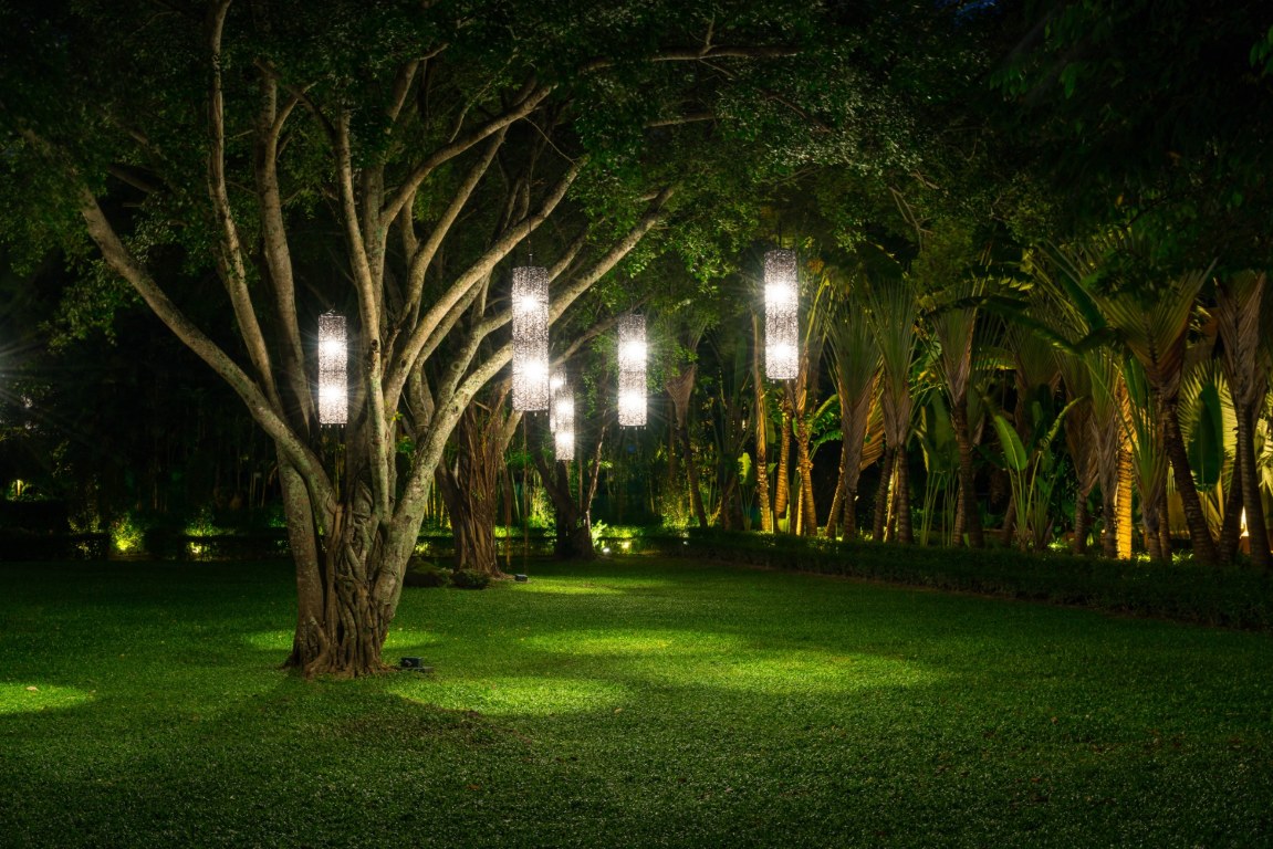 Cómo iluminar tu jardín con césped artificial para un efecto espectacular