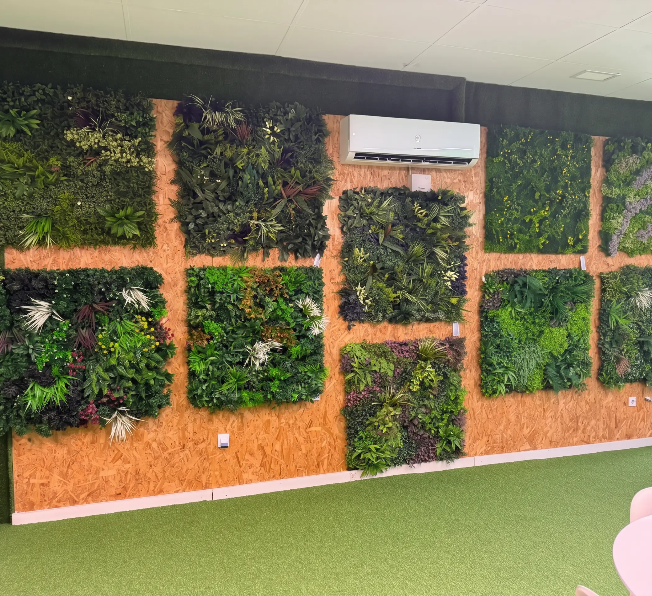 Paneles de jardines verticales artificiales en una pared interior